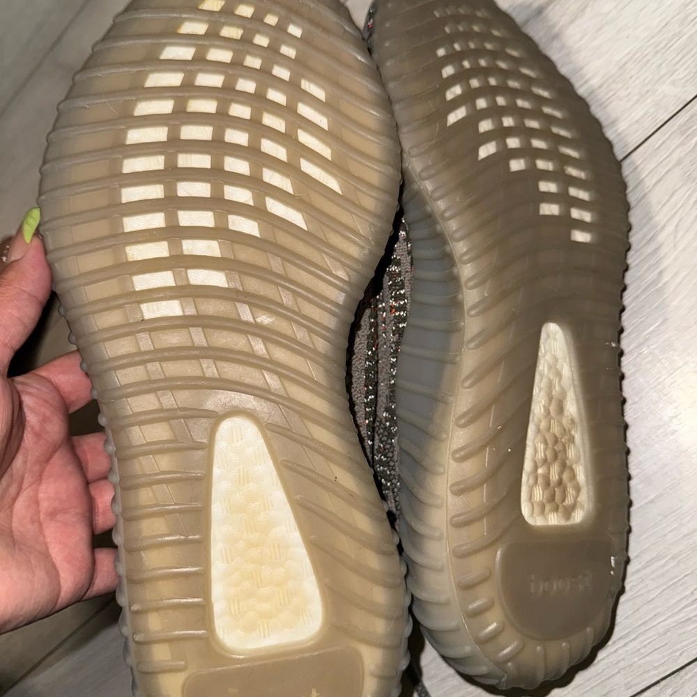 Yeezy Boost 350 V2 - Picture 3 of 5
